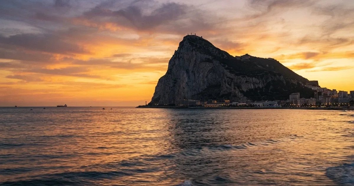 Vista del Peñón de Gibraltar desde el mar, con la silueta de la Roca al atardecer