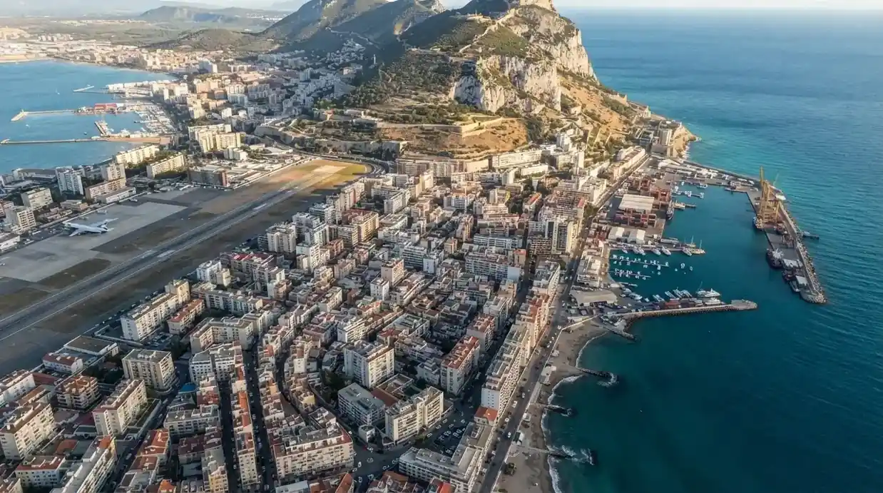 Vista aérea del Peñón de Gibraltar mostrando el tejido urbano junto al puerto
