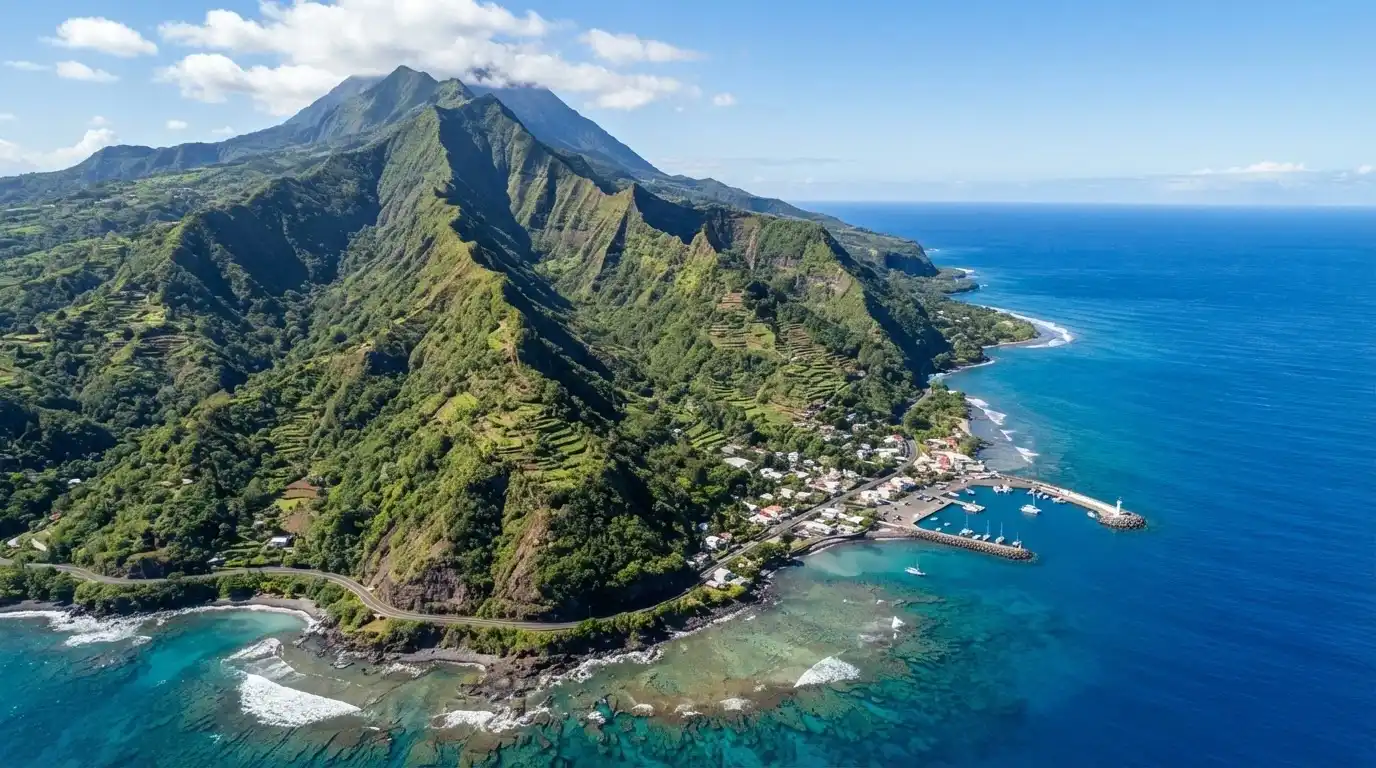Vista aérea de la Isla Autónoma de Anjouan con el océano Índico de fondo